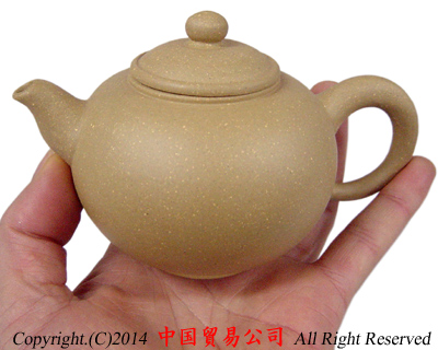 宜興紫砂茶壷（底款「徐漢棠制」、高さ１０ｃｍ、横幅１３ｃｍ、容量１５０ｃｃ）